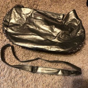 excellent condition only used 2 times , very spacious includes strap